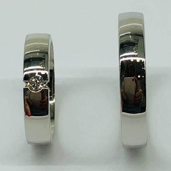 Választható egy színből: sárga, fehér, vörös. A felülete matt vagy fényes. A fehér rhodiummal bevont.
Választható cirkónia kővel és brill kővel is. A gyűrű kívül belül enyhén hajlított (domború). A gyűrű szélessége 4 mm. Átlag súly (egy párra értendő) 9,4 gr.