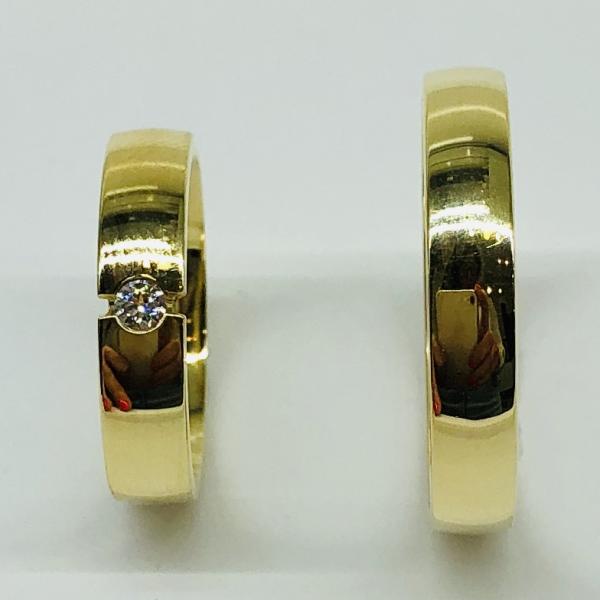 Választható egy színből: sárga, fehér, vörös. A felülete matt vagy fényes. A fehér rhodiummal bevont.
Választható cirkónia kővel és brill kővel is. A gyűrű kívül belül enyhén hajlított (domború). A gyűrű szélessége 4 mm. Átlag súly (egy párra értendő) 9,4 gr.