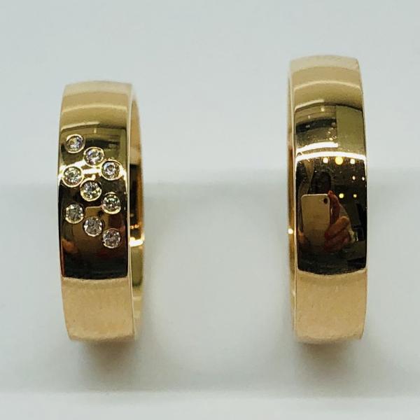 Választható egy színből: sárga, fehér, vörös. A felülete matt vagy fényes. A fehér rhodiummal bevont.
Választható cirkónia kővel és brill kővel is. A gyűrű kívül belül enyhén hajlított (domború). A gyűrű szélessége 5 mm. Átlag súly (egy párra értendő) 9,9 gr.