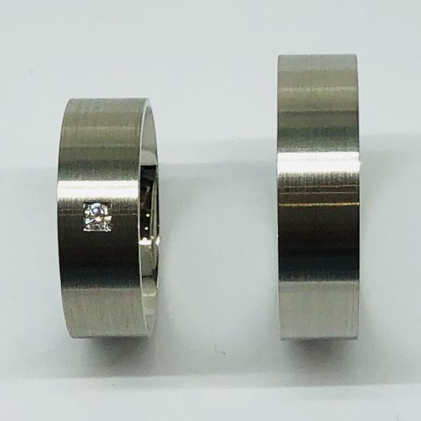 Választható csak sárga, csak fehér, csak vörös színben. A felülete matt vagy fényes. A fehér rhodiummal bevont.
Választható cirkonia kővel és brillkővel is. A gyűrű belül finoman hajlított (domború). A gyűrű szélessége 6 mm. Átlag súly (egy párra értendő) 10,8gr.