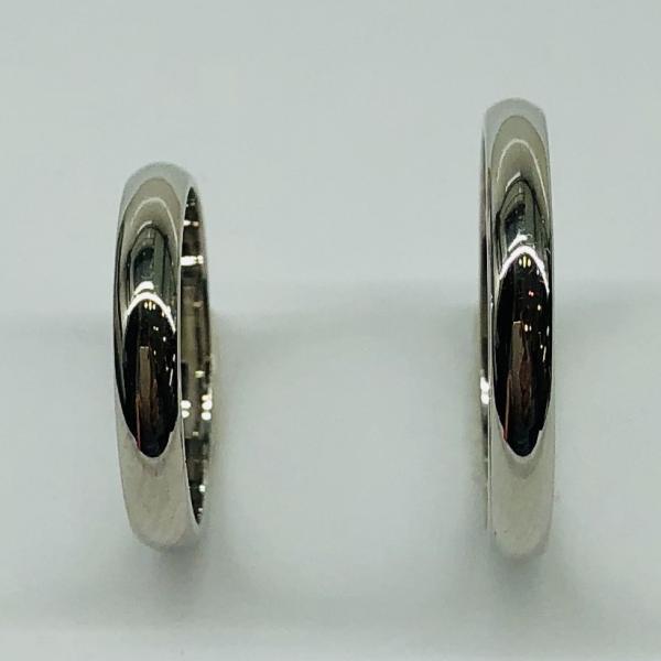 Választható egy színből: sárga, fehér, vörös. A felülete matt vagy fényes. A fehér rhodiummal bevont.
A gyűrű kívül domború belül lapos. A gyűrű szélessége 3 mm. Átlag súly (egy párra értendő) 5,4 gr.