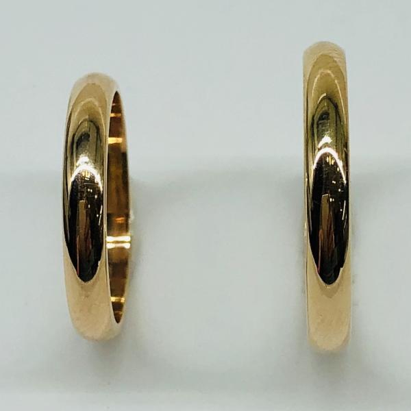 Választható egy színből: sárga, fehér, vörös. A felülete matt vagy fényes. A fehér rhodiummal bevont.
A gyűrű kívül domború belül lapos. A gyűrű szélessége 3 mm. Átlag súly (egy párra értendő) 5,4 gr.