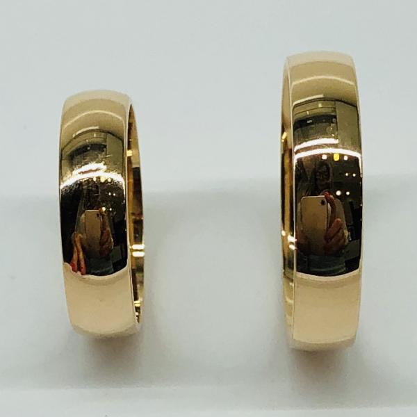 Választható egy színből: sárga, fehér, vörös. A felülete matt vagy fényes. A fehér rhodiummal bevont.
A gyűrű kívül domború belül lapos. A gyűrű szélessége 5 mm. Átlag súly (egy párra értendő) 8,8 gr.