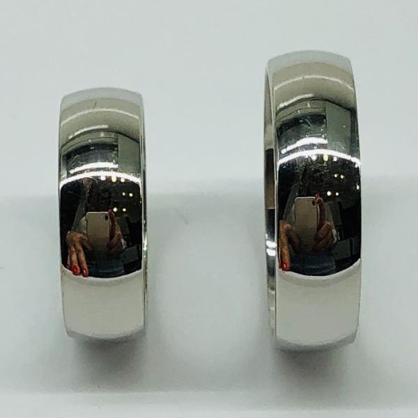 Választható egy színből: sárga, fehér, vörös. A felülete matt vagy fényes. A fehér rhodiummal bevont.
A gyűrű kívül domború belül lapos. A gyűrű szélessége 6 mm. Átlag súly (egy párra értendő) 10,2 gr.