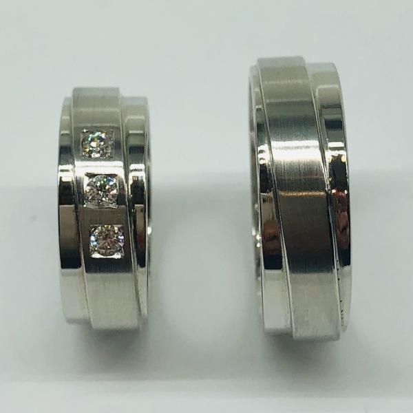 Választható egy színből: sárga, fehér, vörös , és ezekből tetszés szerint két szín. A felülete matt és fényes. A fehér rhodiummal bevont.
Választható cirkónia kővel és brill kővel is. A gyűrű belül finoman hajlított (domború). A gyűrű szélessége 7 mm. Átlag súly (egy párra értendő) 18,0 gr.