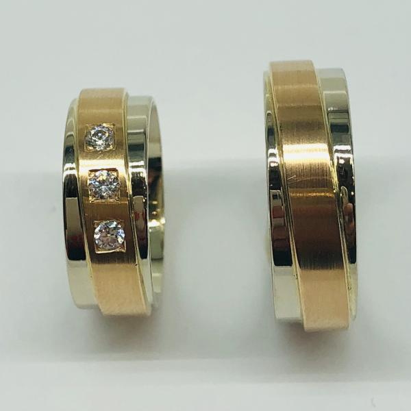 Választható egy színből: sárga, fehér, vörös , és ezekből tetszés szerint két szín. A felülete matt és fényes. A fehér rhodiummal bevont.
Választható cirkónia kővel és brill kővel is. A gyűrű belül finoman hajlított (domború). A gyűrű szélessége 7 mm. Átlag súly (egy párra értendő) 18,0 gr.