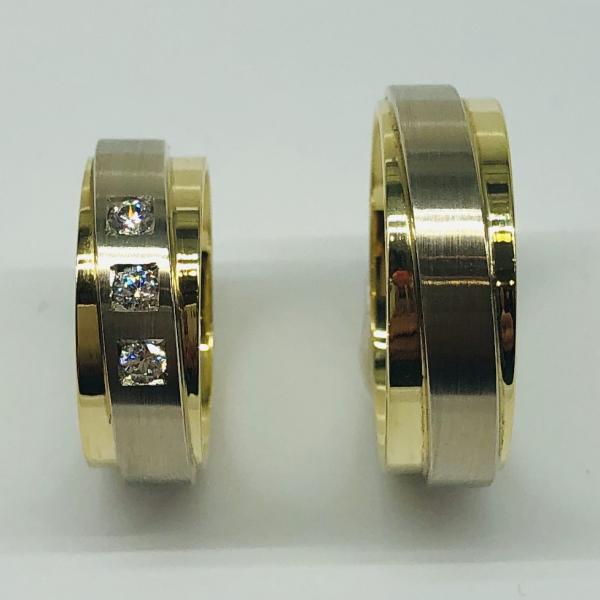 Választható egy színből: sárga, fehér, vörös , és ezekből tetszés szerint két szín. A felülete matt és fényes. A fehér rhodiummal bevont.
Választható cirkónia kővel és brill kővel is. A gyűrű belül finoman hajlított (domború). A gyűrű szélessége 7 mm. Átlag súly (egy párra értendő) 18,0 gr.