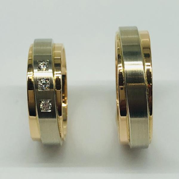 Választható egy színből: sárga, fehér, vörös , és ezekből tetszés szerint két szín. A felülete matt és fényes. A fehér rhodiummal bevont.
Választható cirkónia kővel és brill kővel is. A gyűrű belül finoman hajlított (domború). A gyűrű szélessége 6 mm. Átlag súly (egy párra értendő) 15,0 gr.