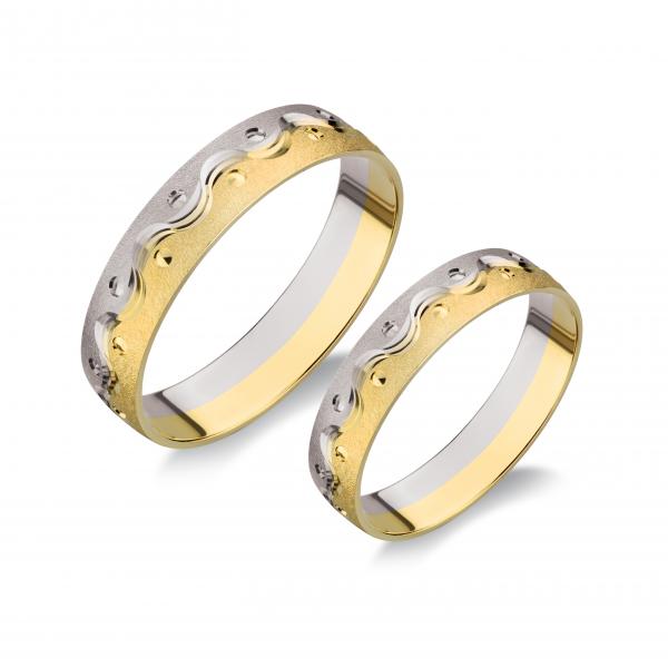 Kétszínű, sárga és fehér. Felülete matt, hullámos, gépi vésett. A fehér rhodiummal bevont.
A gyűrű kívül finoman hajlított /domború/, belül sima.