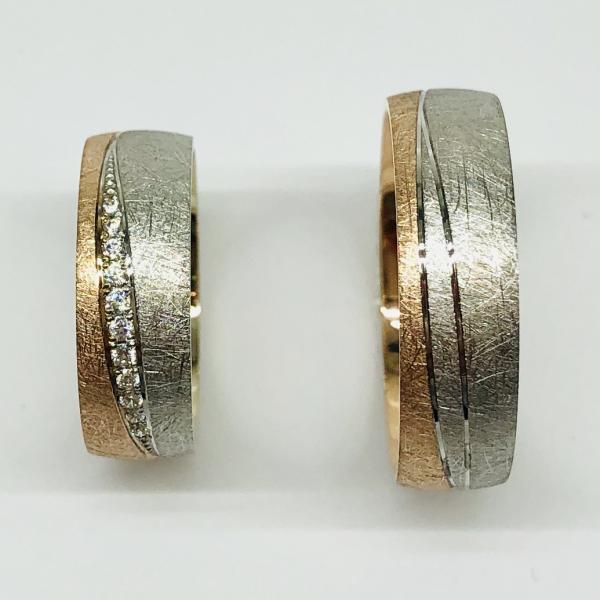 Különleges öntési eljárással, forrasztás nélkül készül! Választható egy színből: fehér, sárga, vörös, vagy ezekből tetszés szerint két szín. Felülete matt vagy fényes. Gépi vésett. Tetszés szerinti kövezéssel (cirkónia vagy brill). Kívül, belül finoman hajlított (domború). A gyűrűk szélessége 6 mm.
Átlag súly (egy párra értendő) 10,4 gr.