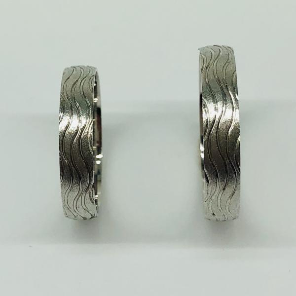 Különleges öntési eljárással, forrasztás nélkül készül! Választható egy színből: fehér, sárga, vörös. Felülete matt és fényes. Kívül, belül finoman hajlított (domború). A gyűrűk szélessége 4 mm.
Átlag súly (egy párra értendő) 3,9 gr.