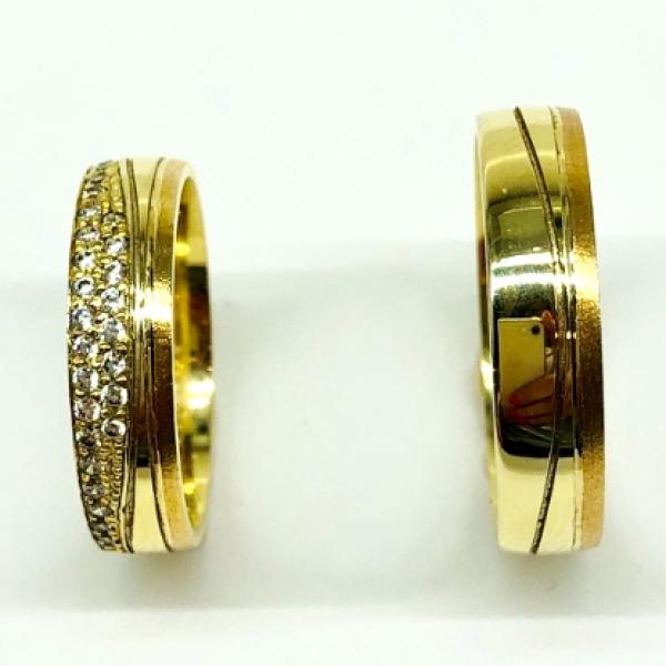 Különleges öntési eljárással, forrasztás nélkül készül! Választható egy színből: fehér, sárga, vörös és ezekből tetszés szerint két szín. Felülete matt és fényes. Tetszés szerinti kövezéssel (cirkónia vagy brill). Kívül, belül finoman hajlított (domború).A gyűrűk szélessége 5 mm.
Átlag súly (egy párra értendő) 8,9 gr.