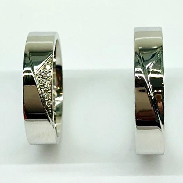 Különleges öntési eljárással, forrasztás nélkül készül! Választható egy színből: fehér, sárga, vörös. Felülete matt vagy fényes. Tetszés szerinti kövezéssel (cirkónia vagy brill). Belül finoman hajlított (domború). A gyűrűk szélessége 5 mm.
Átlag súly (egy párra értendő) 12,8 gr.