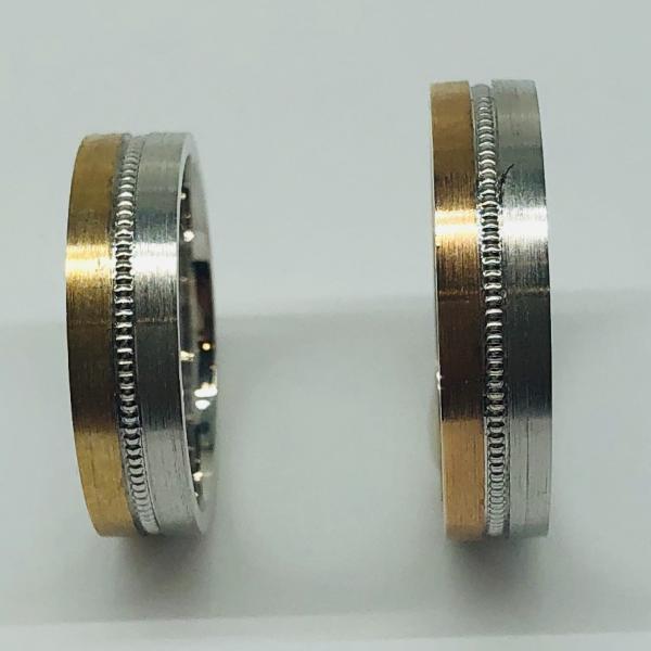 Különleges öntési eljárással, forrasztás nélkül készül! Választható egy színből: fehér, sárga, vörös, és ezekből tetszés szerint két szín. Felülete matt vagy fényes. Belül finoman hajlított (domború). A gyűrűk szélessége 5 mm.
Átlag súly (egy párra értendő) 10,2 gr.