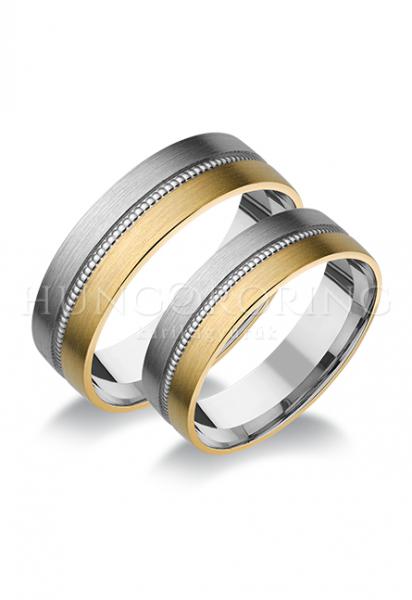 Különleges öntési eljárással, forrasztás nélkül készül! Választható egy, vagy két színből: fehér, sárga, vörös, és ezekből tetszés szerint két szín. Felülete matt vagy fényes. Belül finoman hajlított (domború). A gyűrűk szélessége 6 mm.
Átlag súly (egy párra értendő) 12,3 gr.