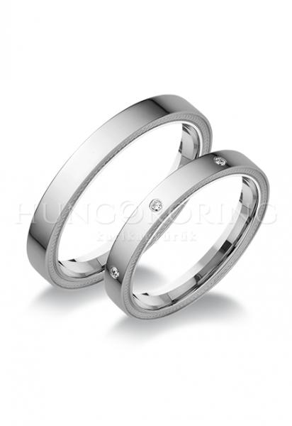 Különleges öntési eljárással, forrasztás nélkül készül! Választható egy színből: fehér, sárga, vörös. Felülete matt vagy fényes. Tetszés szerinti kövezéssel (cirkónia vagy brill).
Átlag súly (egy párra értendő) 9,8 gr.