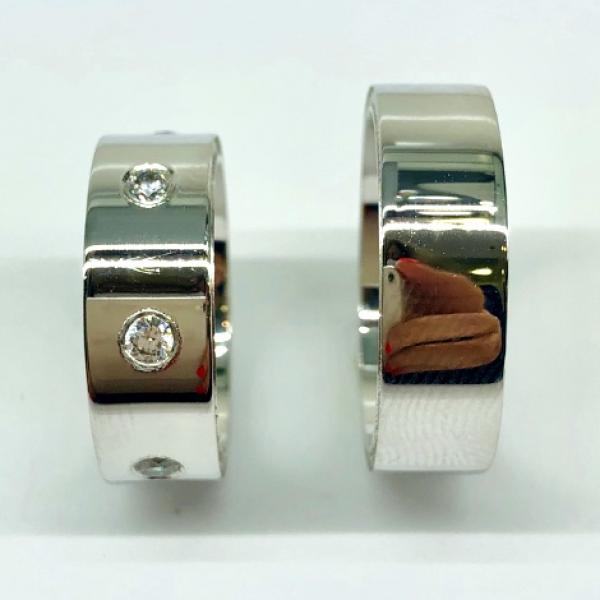 Különleges öntési eljárással, forrasztás nélkül készül! Választható egy színből: fehér, sárga, vörös. Felülete matt vagy fényes. Tetszés szerinti kövezéssel (cirkónia vagy brill). Belül finoman hajlított (domború). A gyűrűk szélessége 7 mm.
Átlag súly (egy párra értendő) 22,9 gr.