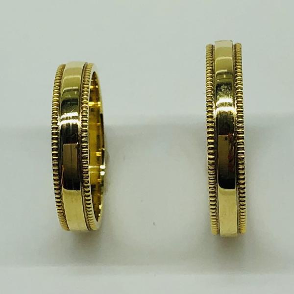 Különleges öntési eljárással, forrasztás nélkül készül! Választható egy színből: fehér, sárga, vörös. Felülete matt és fényes. Kívül, belül finoman hajlított (domború). A gyűrűk szélessége 4 mm.
Átlag súly (egy párra értendő) 7,3 gr.