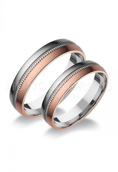 Különleges öntési eljárással, forrasztás nélkül készül! Választható egy színből: fehér, sárga, vörös, és ezekből tetszés szerint két szín. Felülete matt vagy fényes. Kívül, belül finoman hajlított (domború). A gyűrűk szélessége 5 mm.
Átlag súly (egy párra értendő) 8,9 gr.