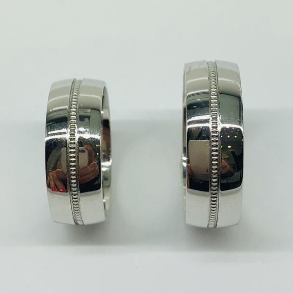 Különleges öntési eljárással, forrasztás nélkül készül! Választható egy színből: fehér, sárga, vörös. Felülete matt vagy fényes. Kívül, belül finoman hajlított (domború). A gyűrűk szélessége 7 mm.
Átlag súly (egy párra értendő) 12,1 gr.