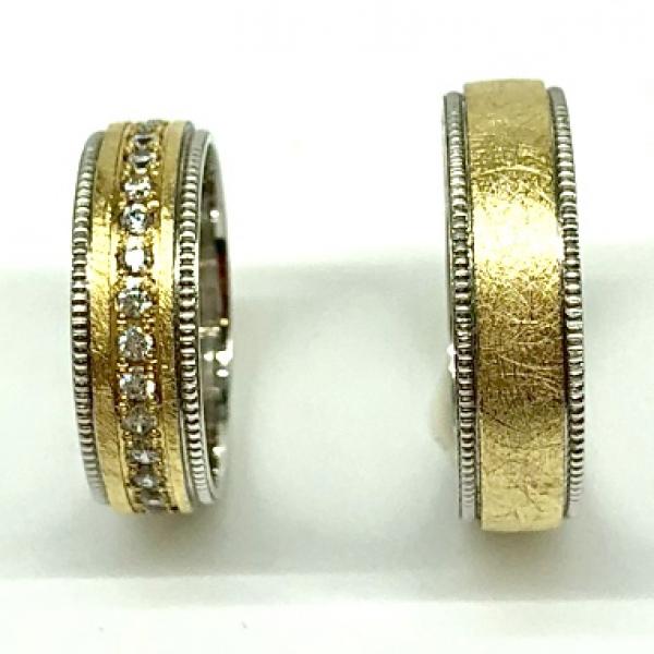 Különleges öntési eljárással, forrasztás nélkül készül! Választható egy színből: fehér, sárga, vörös és ezekből tetszés szerint két szín. Felülete matt vagy fényes. Tetszés szerinti kövezéssel (cirkónia vagy brill). Kívül, belül finoman hajlított (domború).A gyűrűk szélessége 6 mm.
Átlag súly (egy párra értendő) 10,1 gr.