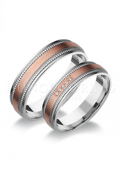 Különleges öntési eljárással, forrasztás nélkül készül! Választható egy, vagy két színből: fehér, sárga, vörös. Felülete matt. Tetszés szerinti kövezéssel (cirkónia vagy brill).
Átlag súly (egy párra értendő) 8,8 gr.