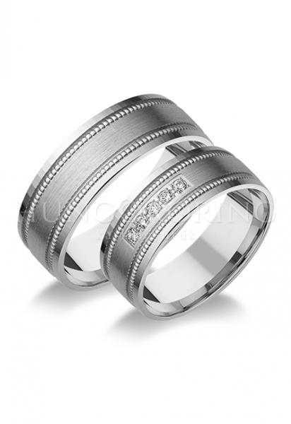 Különleges öntési eljárással, forrasztás nélkül készül! Választható egy színből: fehér, sárga, vörös. Felülete matt. Tetszés szerinti kövezéssel (cirkónia vagy brill).
Átlag súly (egy párra értendő) 13 gr.