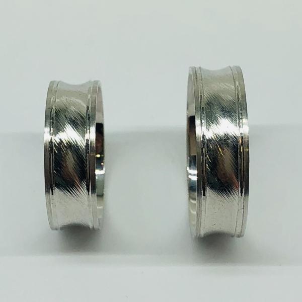 Különleges öntési eljárással, forrasztás nélkül készül! Választható egy színből: fehér, sárga, vörös. Felülete matt és fényes. Belül finoman hajlított (domború). A gyűrűk szélessége 6 mm.
Átlag súly (egy párra értendő) 4,4 gr.