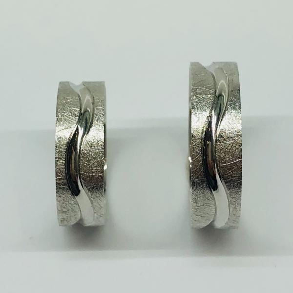 Különleges öntési eljárással, forrasztás nélkül készül! Választható egy színből: fehér, sárga, vörös. Felülete matt és fényes. Belül finoman hajlított (domború). A gyűrűk szélessége 6 mm.
Átlag súly (egy párra értendő) 5,3 gr.