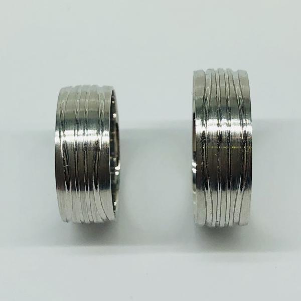 Különleges öntési eljárással, forrasztás nélkül készül! Választható egy színből: fehér, sárga, vörös. Felülete matt és fényes. Kívül, belül finoman hajlított (domború). A gyűrűk szélessége 7 mm.
Átlag súly (egy párra értendő) 6,5 gr.