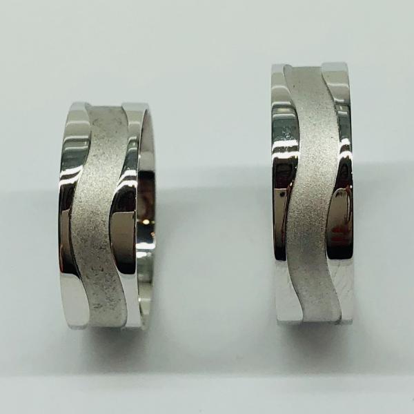 Különleges öntési eljárással, forrasztás nélkül készül! Választható egy színből: fehér, sárga, vörös. Felülete matt és fényes. Belül finoman hajlított (domború). A gyűrűk szélessége 6 mm.
Átlag súly (egy párra értendő) 5,4 gr.