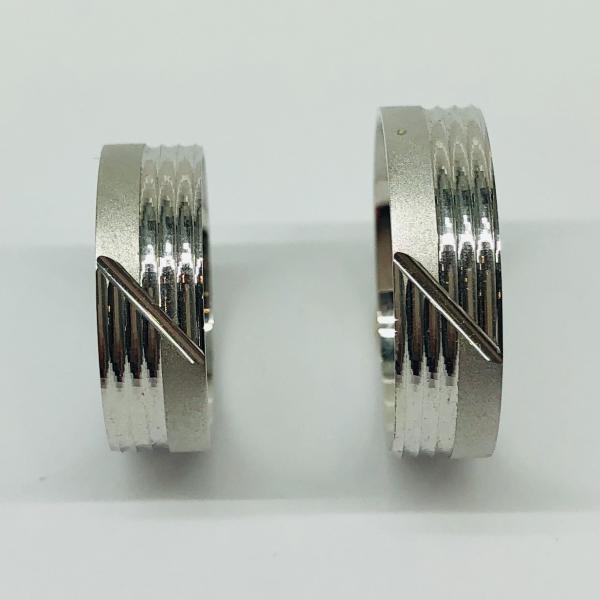 Különleges öntési eljárással, forrasztás nélkül készül! Választható egy színből: fehér, sárga, vörös. Felülete matt és fényes. Belül finoman hajlított (domború). A gyűrűk szélessége 6 mm.
Átlag súly (egy párra értendő) 5,5 gr.