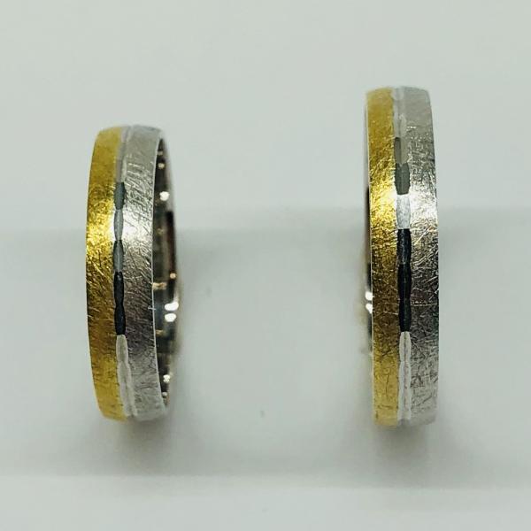 Különleges öntési eljárással, forrasztás nélkül készül! Választható egy színből: fehér, sárga, vörös, és ezekből tetszés szerint két szín. Felülete matt (jégkarc) és fényes. Kívül, belül finoman hajlított (domború). A gyűrűk szélessége 4 mm.
Átlag súly (egy párra értendő) 5,6 gr.