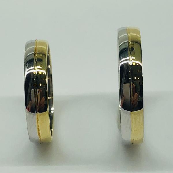 Különleges öntési eljárással, forrasztás nélkül készül! Választható egy színből: fehér, sárga, vörös, és ezekből tetszés szerint két szín. Felülete matt vagy fényes. Kívül, belül finoman hajlított (domború). A gyűrűk szélessége 4 mm.
Átlag súly (egy párra értendő) 5,7 gr.