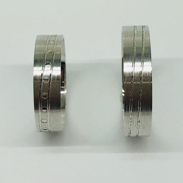 Különleges öntési eljárással, forrasztás nélkül készül! Választható egy színből: fehér, sárga, vörös. Felülete matt és fényes. Belül finoman hajlított (domború). A gyűrűk szélessége 5 mm.
Átlag súly (egy párra értendő) 5,5 gr.