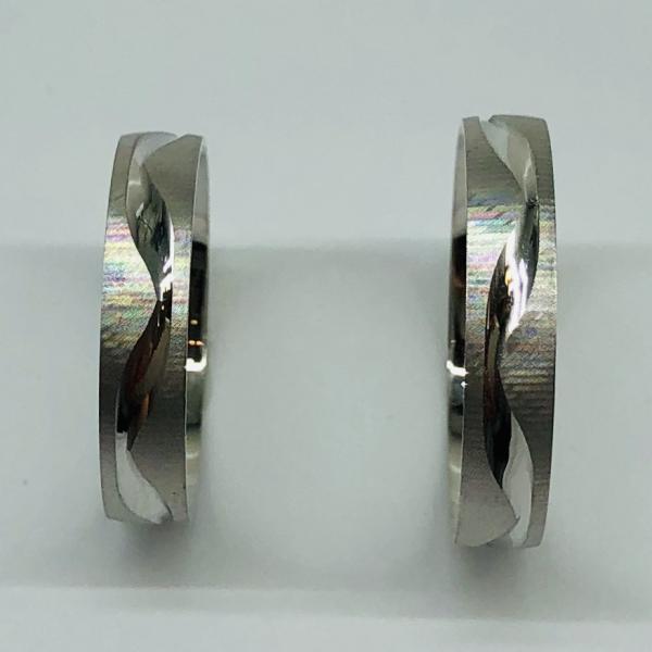 Különleges öntési eljárással, forrasztás nélkül készül! Választható egy színből: fehér, sárga, vörös. Felülete matt és fényes. Kívül belül finoman hajlított (domború). A gyűrűk szélessége 4 mm.
Átlag súly (egy párra értendő) 4,5 gr.