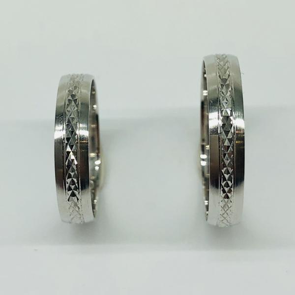 Különleges öntési eljárással, forrasztás nélkül készül! Választható egy színből: fehér, sárga, vörös. Felülete matt és fényes. Kívül, belül finoman hajlított (domború). A gyűrűk szélessége 4 mm.
Átlag súly (egy párra értendő) 4,0 gr.