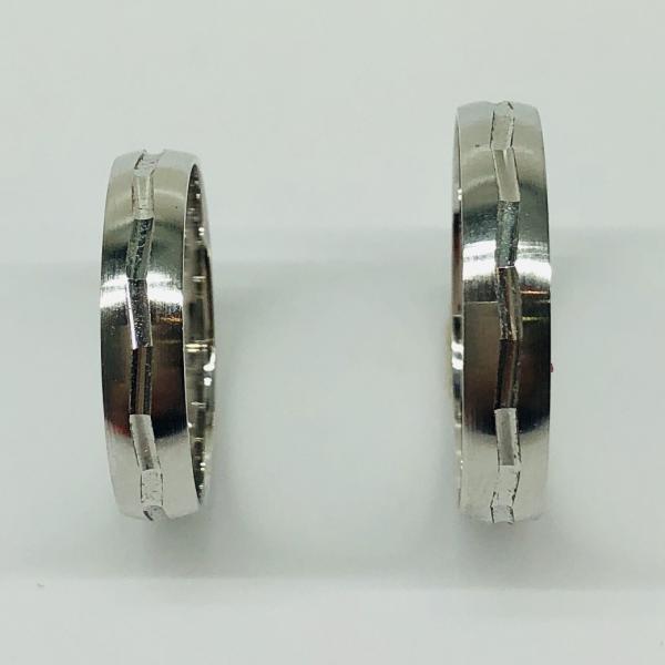 Különleges öntési eljárással, forrasztás nélkül készül! Választható egy színből: fehér, sárga, vörös. Felülete matt és fényes. Kívül, belül finoman hajlított (domború). A gyűrűk szélessége 4 mm.
Átlag súly (egy párra értendő) 4,1 gr.