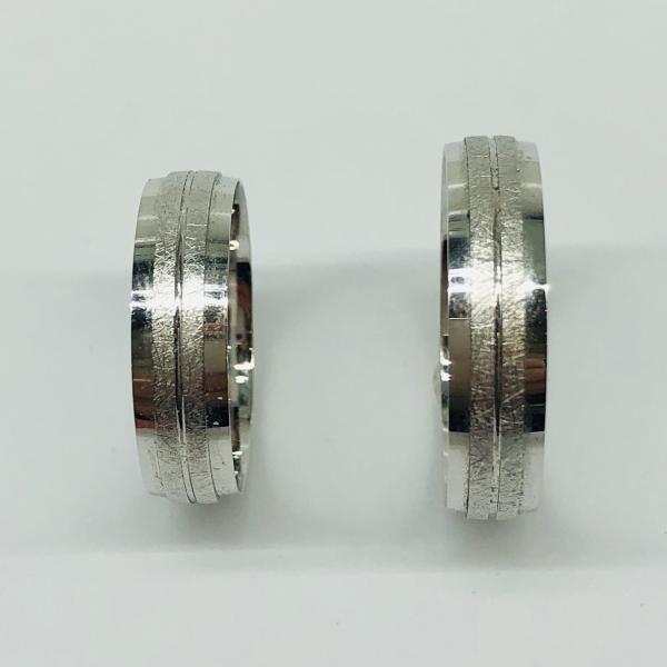 Különleges öntési eljárással, forrasztás nélkül készül! Választható egy színből: fehér, sárga, vörös. Felülete matt és fényes. Kívül, belül finoman hajlított (domború). A gyűrűk szélessége 5 mm.
Átlag súly (egy párra értendő) 4,6 gr.