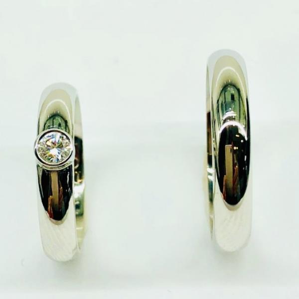 Különleges öntési eljárással, forrasztás nélkül készül! Választható egy színből: fehér, sárga, vörös. Felülete matt vagy fényes. Tetszés szerinti kövezéssel (cirkónia vagy brill). Kívül, belül finoman hajlított (domború). A gyűrűk szélessége 4 mm.
Átlag súly (egy párra értendő) 8,2 gr.