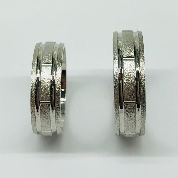 Különleges öntési eljárással, forrasztás nélkül készül! Választható egy színből: fehér, sárga, vörös. Felülete matt és fényes. Kívül, belül finoman hajlított (domború). A gyűrűk szélessége 6 mm.
Átlag súly (egy párra értendő) 10,0 gr.