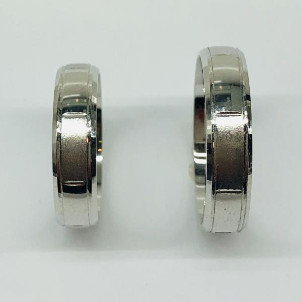 Különleges öntési eljárással, forrasztás nélkül készül! Választható egy színből: fehér, sárga, vörös. Felülete matt és fényes. Kívül, belül finoman hajlított (domború). A gyűrűk szélessége 5 mm.
Átlag súly (egy párra értendő) 9,0 gr.