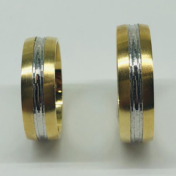 Különleges öntési eljárással, forrasztás nélkül készül! Választható egy színből: fehér, sárga, vörös, és ezekből tetszés szerint két szín. Felülete matt és fényes. Kívül, belül finoman hajlított (domború). A gyűrűk szélessége 6 mm.
Átlag súly (egy párra értendő) 10,4 gr.