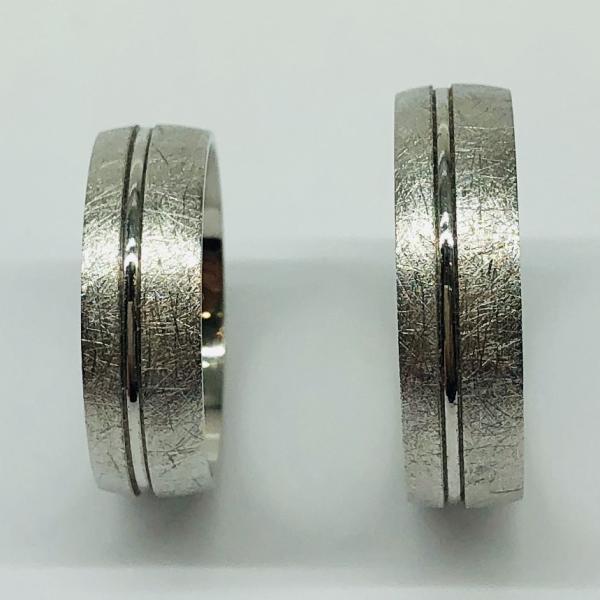 Különleges öntési eljárással, forrasztás nélkül készül! Választható egy színből: fehér, sárga, vörös. Felülete matt (jégkarc) és fényes. Kívül, belül finoman hajlított (domború). A gyűrűk szélessége 6 mm.
Átlag súly (egy párra értendő) 10,7 gr.