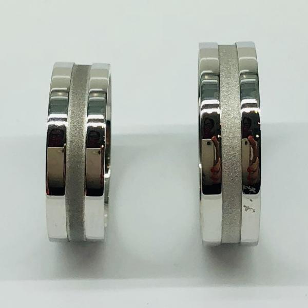 Különleges öntési eljárással, forrasztás nélkül készül! Választható egy színből: fehér, sárga, vörös. Felülete matt és fényes. Belül finoman hajlított (domború). A gyűrűk szélessége 6 mm.
Átlag súly (egy párra értendő) 11,0 gr.