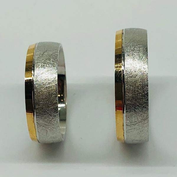 Különleges öntési eljárással, forrasztás nélkül készül! Választható egy színből: fehér, sárga, vörös, és ezekből tetszés szerint két szín. Felülete matt (jégkarc) és fényes. Kívül, belül finoman hajlított (domború). A gyűrűk szélessége 6 mm.
Átlag súly (egy párra értendő) 10,8 gr.