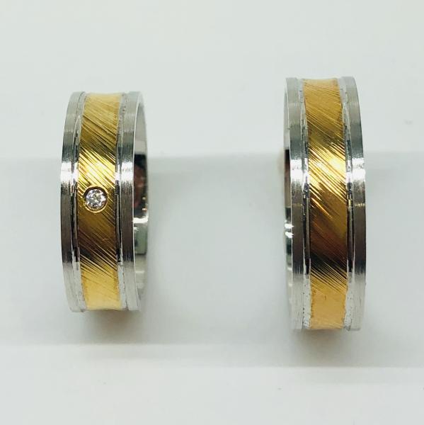 Különleges öntési eljárással, forrasztás nélkül készül! Választható egy színből: fehér, sárga, vörös, és ezekből tetszés szerint két szín. Felülete matt és  fényes. Tetszés szerinti kövezéssel (cirkónia vagy brill). Belül finoman hajlított (domború).A gyűrűk szélessége 6 mm.
Átlag súly (egy párra értendő) 11,4 gr.