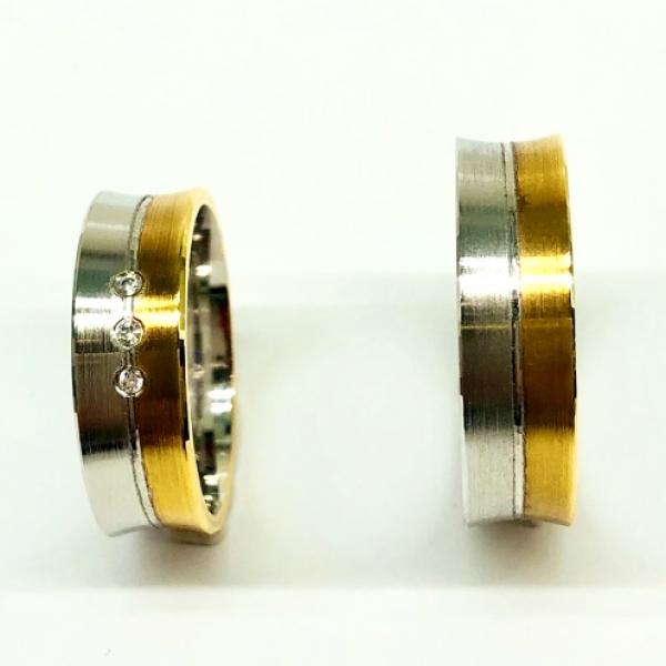 Különleges öntési eljárással, forrasztás nélkül készül! Választható egy színből: fehér, sárga, vörös, és ezekből tetszés szerint két szín. Felülete matt vagy fényes. Tetszés szerinti kövezéssel (cirkónia vagy brill). Belül finoman hajlított (domború). A gyűrűk szélessége 6 mm.
Átlag súly (egy párra értendő) 9,5 gr.