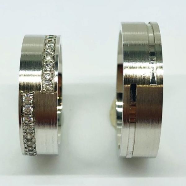 Különleges öntési eljárással, forrasztás nélkül készül! Választható egy színből: fehér, sárga, vörös. Felülete matt vagy fényes. Tetszés szerinti kövezéssel (cirkónia vagy brill). Belül finoman hajlított (domború). A gyűrűk szélessége 6 mm.
Átlag súly (egy párra értendő) 15,7 gr.