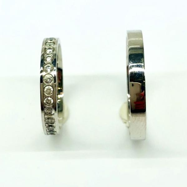 Különleges öntési eljárással, forrasztás nélkül készül! Választható egy színből: fehér, sárga, vörös. Felülete matt vagy fényes. Tetszés szerinti kövezéssel (cirkónia vagy brill). Belül finoman hajlított (domború). A gyűrűk szélessége 3 mm.
Átlag súly (egy párra értendő) 5,8 gr.